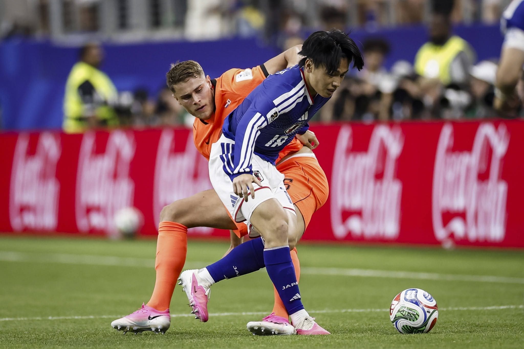 ARLINGTON - lr Jorrel Hato of the Netherlands and Ayase Ueda of Japan during the 2026 FIFA World Cup, WM, Weltmeisterschaft, Fussball Group F match between the Netherlands and Japan at Dallas Stadium on June 14, 2026, in Arlington, United States. ROBIN VAN LONKHUIJSEN / ANP FIFA World Cup 2026 2026 xVIxANPxSportx/xxANPxIVx 561019675 originalFilename: 561019675.jpg