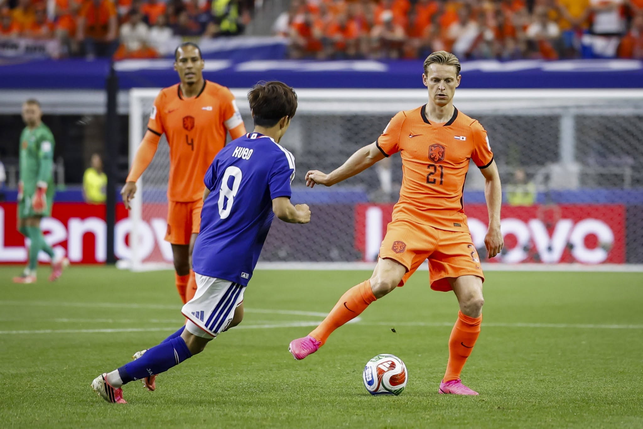 ARLINGTON - lr Takefusa Kubo of Japan and Frenkie de Jong of the Netherlands during the FIFA 2026 World Cup Group F match between the Netherlands and Japan at Dallas Stadium on June 14, 2026, in Arlington, United States. ROBIN VAN LONKHUIJSEN / ANP FIFA World Cup, WM, Weltmeisterschaft, Fussball 2026 2026 xVIxANPxSportx/xxANPxIVx 561019928 originalFilename: 561019928.jpg