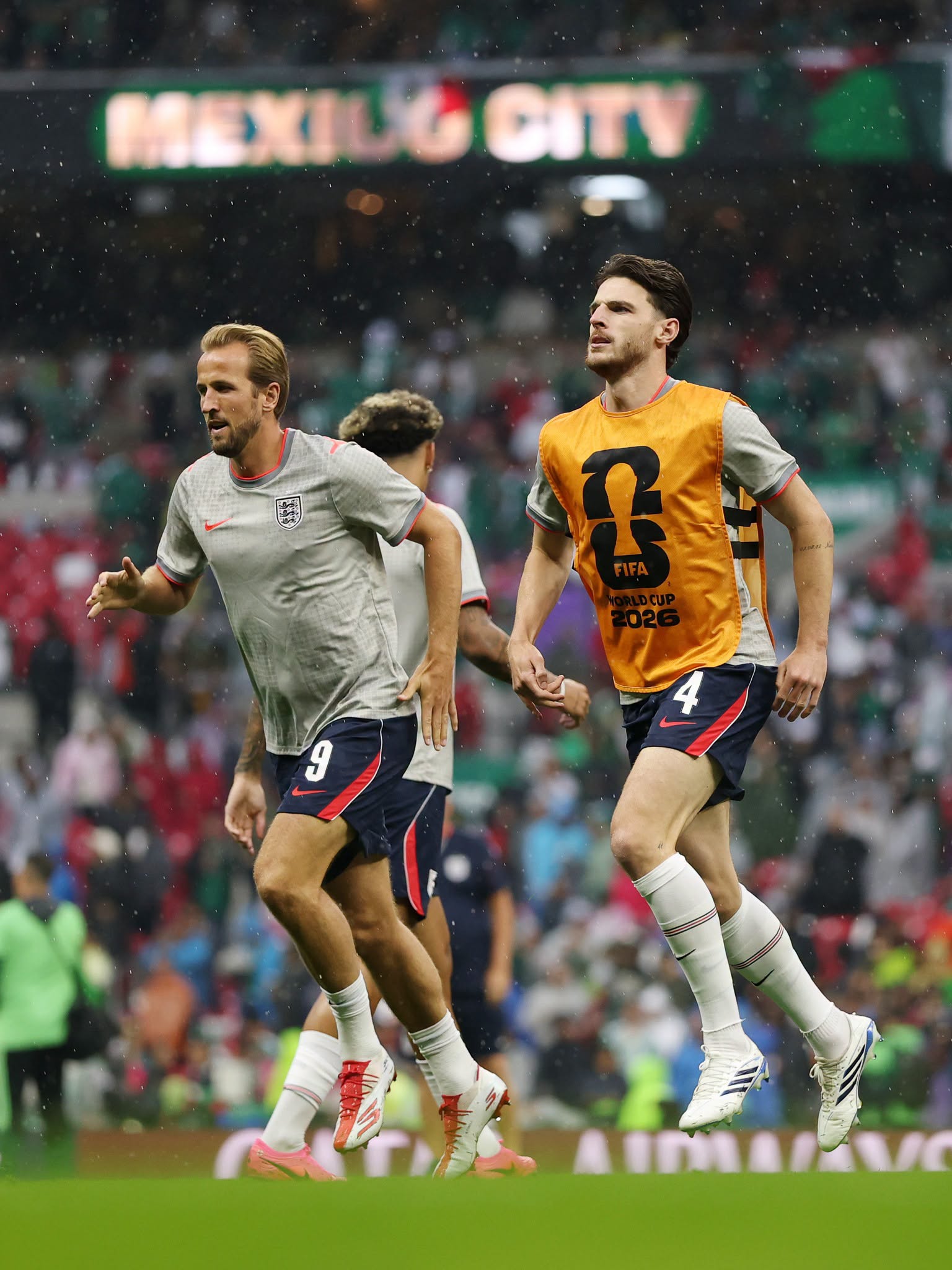 MEXICO CITY, MEXICO - JULY 05: Harry Kane #9 and Declan Rice #4 of England warm up before the FIFA World Cup 2026 Round of 16 match between Mexico and England at Mexico City Stadium on July 05, 2026 in Mexico City, Mexico. (Photo by Michael Regan - FIFA/FIFA via Getty Images)